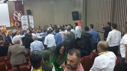 Yeni Malatyaspor kongresi karıştı! Yumruk yumruğa birbirlerine girdiler! "Kes lan sesini..."