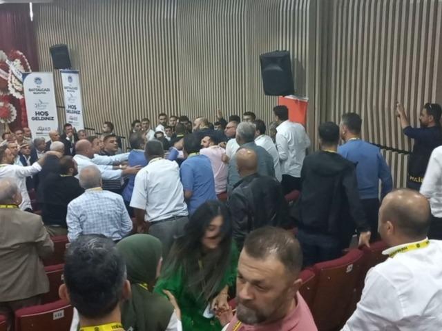 Yeni Malatyaspor kongresi karıştı! Yumruk yumruğa birbirlerine girdiler! "Kes lan sesini..."