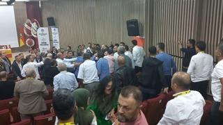 Yeni Malatyaspor kongresi karıştı! Yumruk yumruğa birbirlerine girdiler! Kes lan sesini...