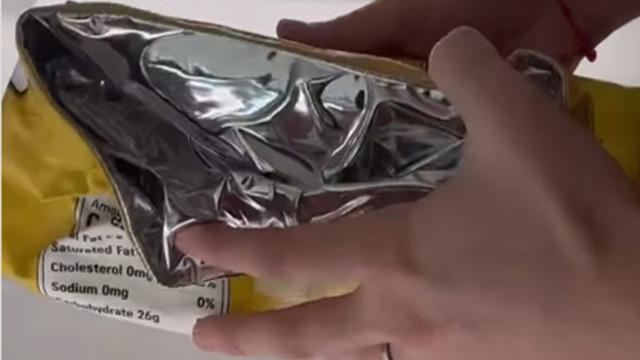 Moda devinden yeni bir bakış açısı! Cips paketi temalı lüks cüzdan tasarladılar. Bu cips ambalajı başka ambalaj çünkü öyle bir fiyat biçtiler ki...