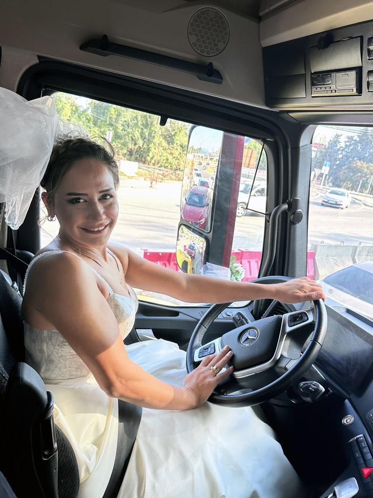 Evlenmeye karar veren çiftin gelin arabası tercihi TIRları oldu! Ortaya gülümseten kareler çıktı G1