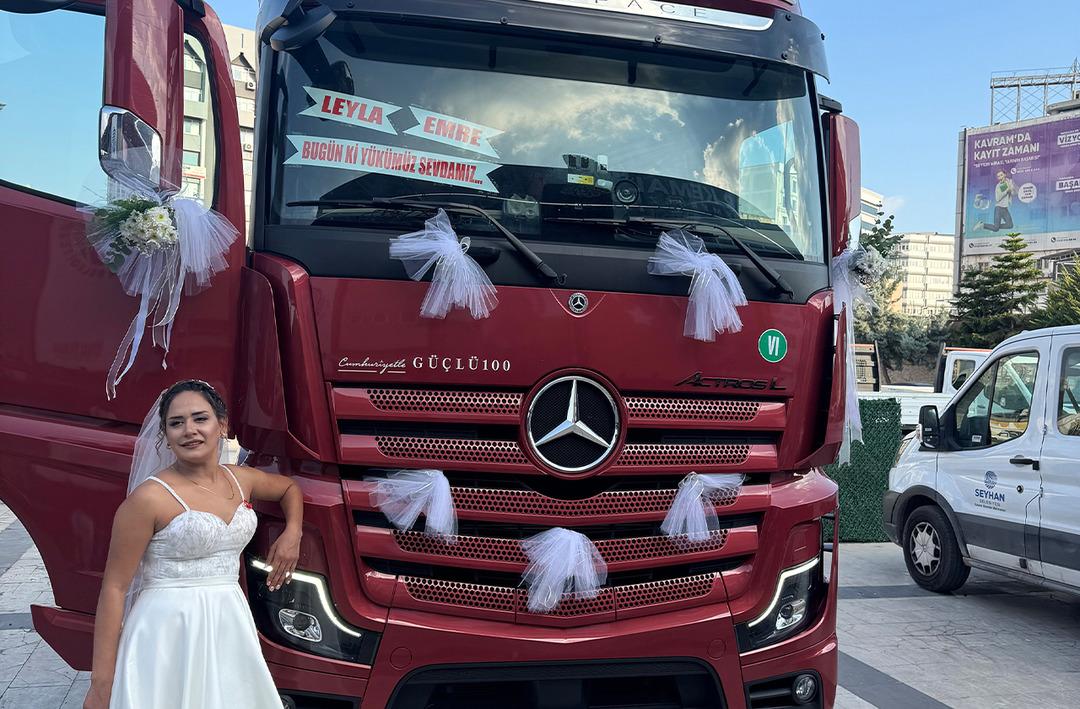 Evlenmeye karar veren &ccedil;iftin gelin arabası tercihi TIRları oldu! Ortaya g&uuml;l&uuml;mseten kareler &ccedil;ıktı