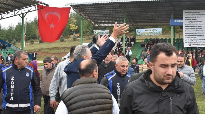 ‘Yaylalarımıza dokunma’ mitinginde gerginlik! Ev sahibi belediye başkanı alanı terk etti
