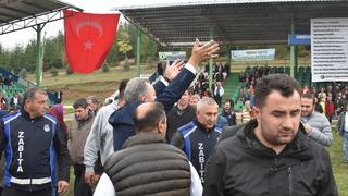 ‘Yaylalarımıza dokunma’ mitinginde gerginlik! Ev sahibi belediye başkanı alanı terk etti