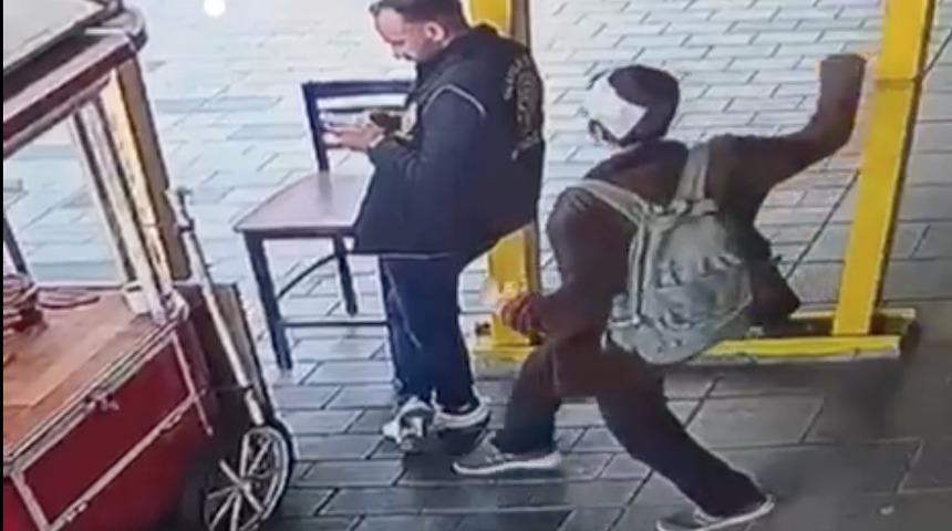İstiklal Caddesi'nde polise bıçakla saldıran şüpheli tutuklandı! Saldırganın annesi: "2 kere hastaneye yatırdım, 2 hafta yatırıp çıkardılar"
