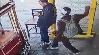 İstiklal Caddesi'nde polise bıçakla saldıran şüpheli tutuklandı! Saldırganın annesi: 2 kere hastaneye yatırdım, 2 hafta yatırıp çıkardılar