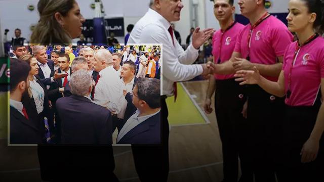 Fenerbahçe - Galatasaray derbisi biter bitmez hakemin yanına gitti... Kısa süreliğine ortalık karıştı! Taraftarlar tepki gösterdi 