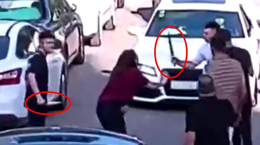 Sokak ortasında palalı bıçaklı kavga! Görüntüler akıl alır gibi değil…