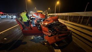 Anadolu Otoyolu'nda tıra çarpan otomobildeki 4 kişi yaralandı