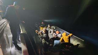 Ayvalık açıklarında 24 düzensiz göçmen yakalandı