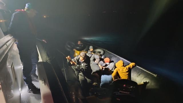 Ayvalık açıklarında 24 düzensiz göçmen yakalandı
