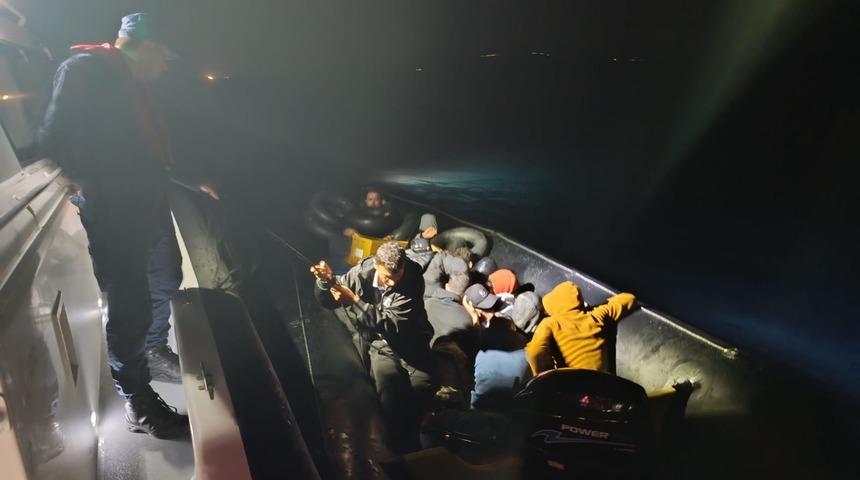 Ayvalık açıklarında 24 düzensiz göçmen yakalandı