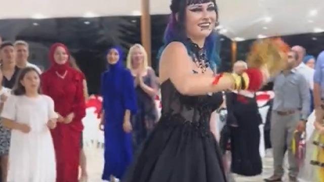 Amerikalı gotik gelinin görüntüleri viral oldu! Çiftetelli oynayıp kına yaktı