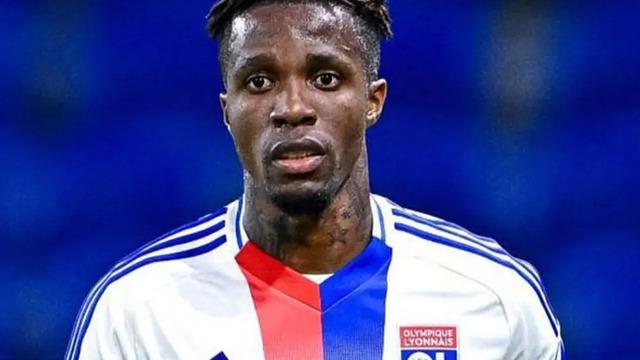 Galatasaray'da Zaha'dan kötü haber geldi! Fransa'da yaptığı davranışlar nedeniyle Lyon'da kadro dışı bırakıldı
