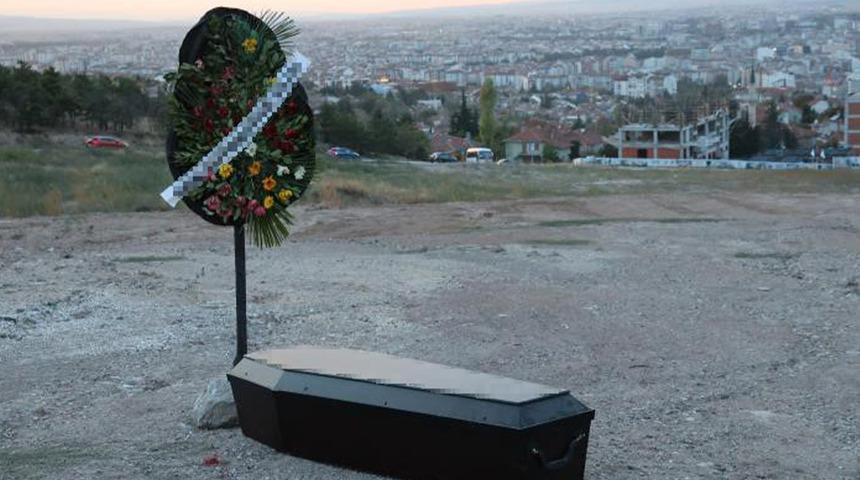 Eskişehir'de görenler tedirgin oldu! Arazinin ortasına tabut ve çelenk bırakıldı