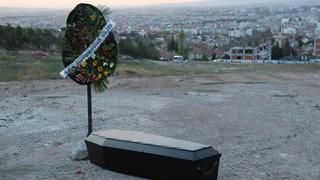 Eskişehir'de görenler tedirgin oldu! Arazinin ortasına tabut ve çelenk bırakıldı