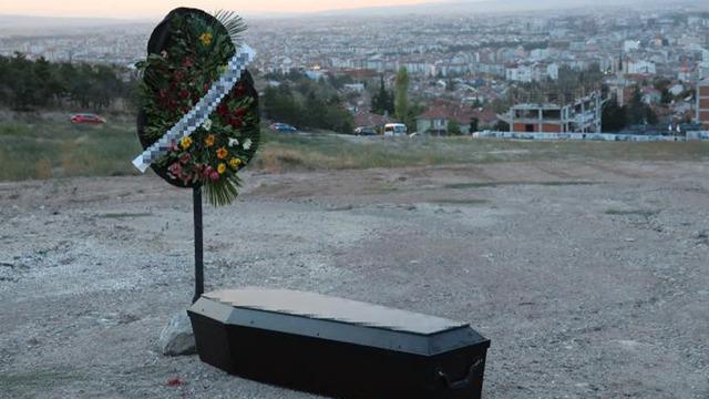 Eskişehir'de görenler tedirgin oldu! Arazinin ortasına tabut ve çelenk bırakıldı