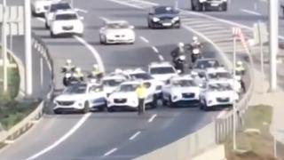 İstanbul'da filmleri aratmayan görüntüler! Çok sayıda polis aracı yolu kesti, motosikletliler arazide kaçmaya çalıştı