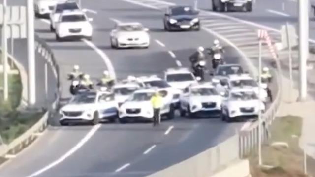 İstanbul'da filmleri aratmayan görüntüler! Çok sayıda polis aracı yolu kesti, motosikletliler arazide kaçmaya çalıştı