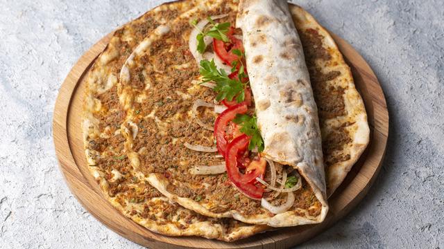 Şimdi de 'lahmacun' çetesi çıktı! Restoranlara dadandılar... Esnaf isyanda: 'Enayi gibi hissettim! Çıldırmak üzereyim