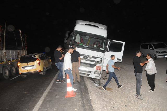 Şırnak'ta tırla çarpışan hafif ticari araçtaki 3 kişi yaralandı