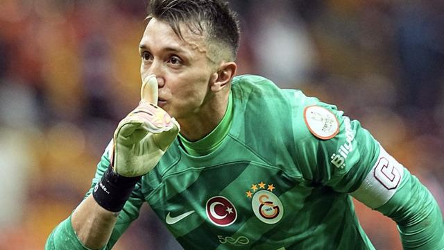 Muslera'nın yerine sezona bomba başlangıç yapan yıldız kaleci geliyor! Galatasaray'da hareketli günler
