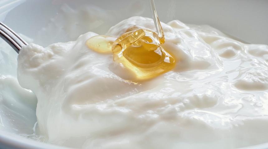 Yoğurdun içine 1 kaşık ekleyince faydası iki katına çıkıyor! Vücudun doğal ilacı: Kabızlığı önler, kolesterolü dengeler!