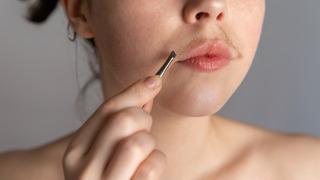 Tonlarca para harcamaya son! Yüzdeki tüylerden kurtulmanın 3 basit yolu