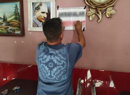 'Para da vermiyorlar zaten' Dolaptaki içecekleri bile sakladılar! Büfeye asılan yazı şaşkına çevirdi