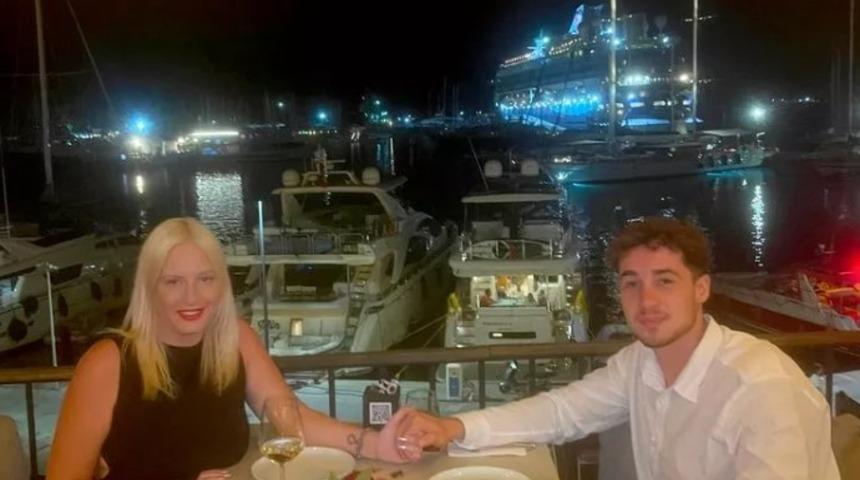 35 yaşındaki İskoç kadının 19 yaşındaki Türk sevgilisi! Kızıyla aynı yaştaki sevgilisini  öve öve bitiremedi ama tepkiler gecikmedi: "Vizenin peşinde..."