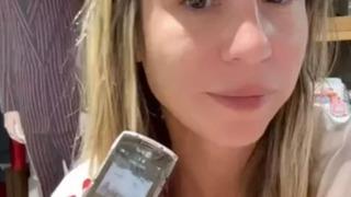 Halının altında gizlenen telefonu keşfetti! Kime ait olduğunu bilmiyordu... Gizemli ilişki mesajlarını ifşa edip sahibini aradı