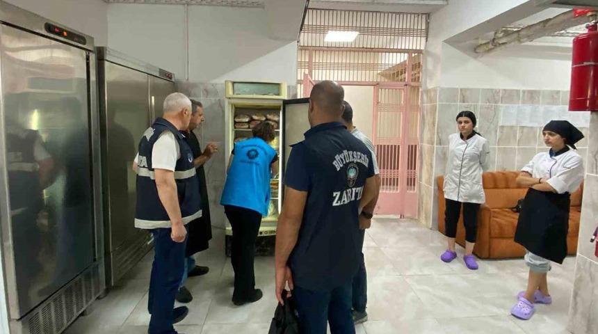 Çocukların sağlıklarını hiçe saymışlar! Diyarbakır'daki 2 okulda tarihi geçmiş 80 kilo tavuk etine el konuldu