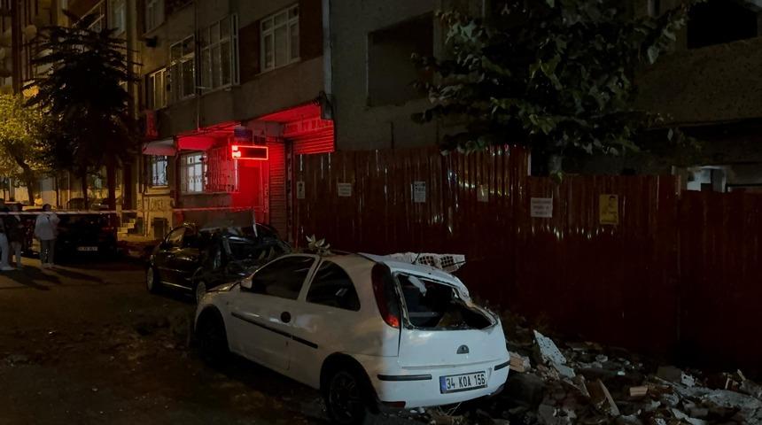 Esenler'de korku dolu anlar! Boşaltılan binanın çatısı çöktü