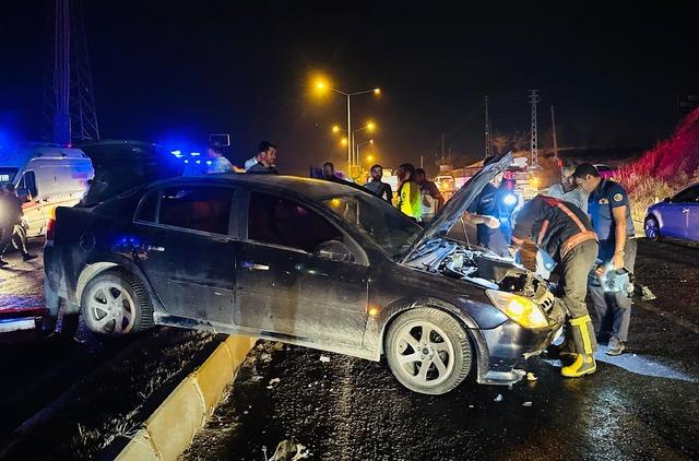 Adıyaman'da iki otomobilin çarpıştığı kazada 6 kişi yaralandı