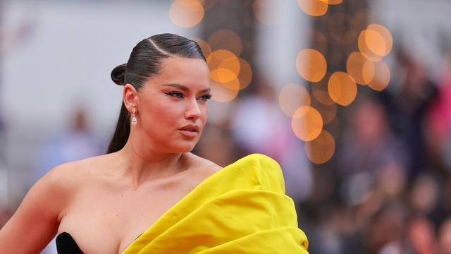 Aldığı kilolarla çok konuşulmuştu! Yıllar sonra podyuma geri döndü! Adriana Lima yeni görünümüyle şaşırttı