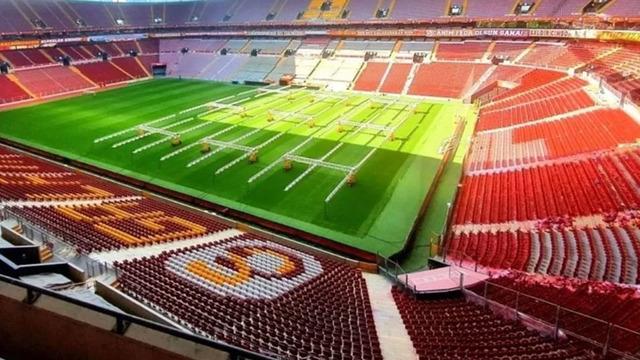 Galatasaray'da kötü zemin alarmı! Elfsborg maçı öncesi RAMS Park çimlerine büyük müdahale!