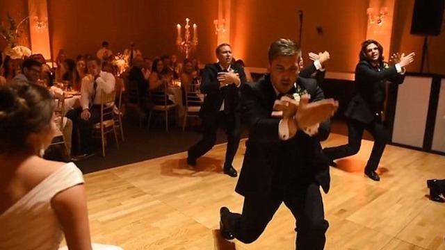 Damadın komik düğün dansı görenleri şaşkına çevirdi! Gelin ne yapacağını bilemedi: Gelinin yerine utandım