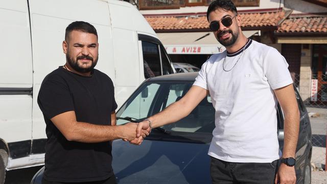 Araba ile telefonu takas etti! 'Üstüne 10 bin TL verdi' İlginç alışveriş sosyal medyada gündem oldu