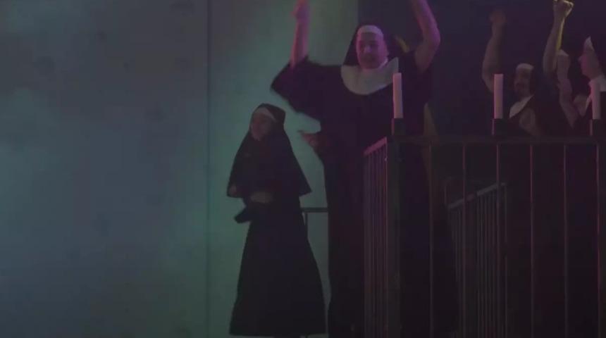 Sahnede öyle şeyler yapıldı ki... Dünya bu gösteriyi konuşuyor: İzleyenler bakmaya bile dayanamadı... Bayılıp kusanlar bile oldu:18 kişi hastanelik oldu