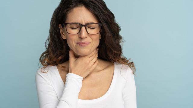 Boğaz iltihabına ne iyi gelir? Boğaz iltihabı neden olur, en çabuk nasıl geçer?