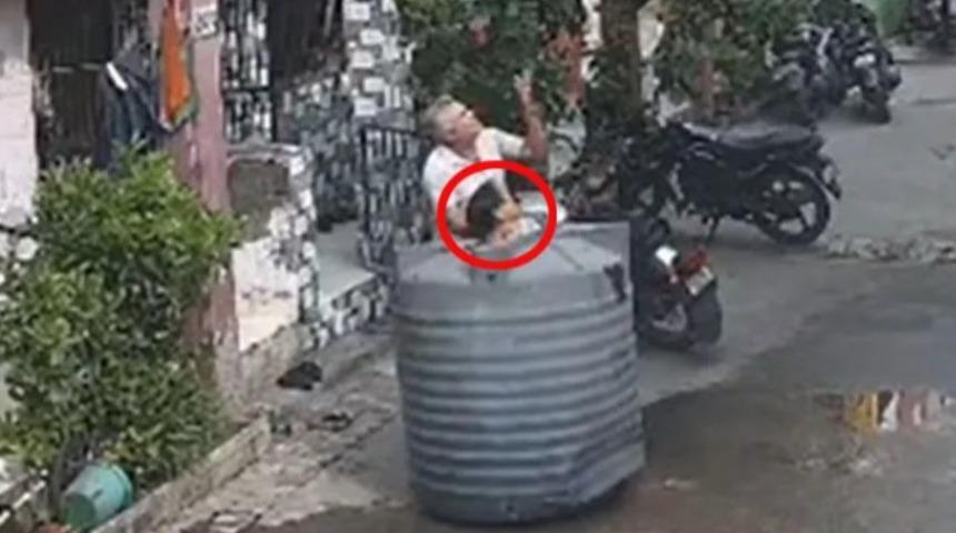 Denese bu kadarını denk getiremezdi! Çatıdaki su tankı yoldan geçen bir kadının üzerine düştü... Nefes almak için tankın kapağından kafasını çıkarttı