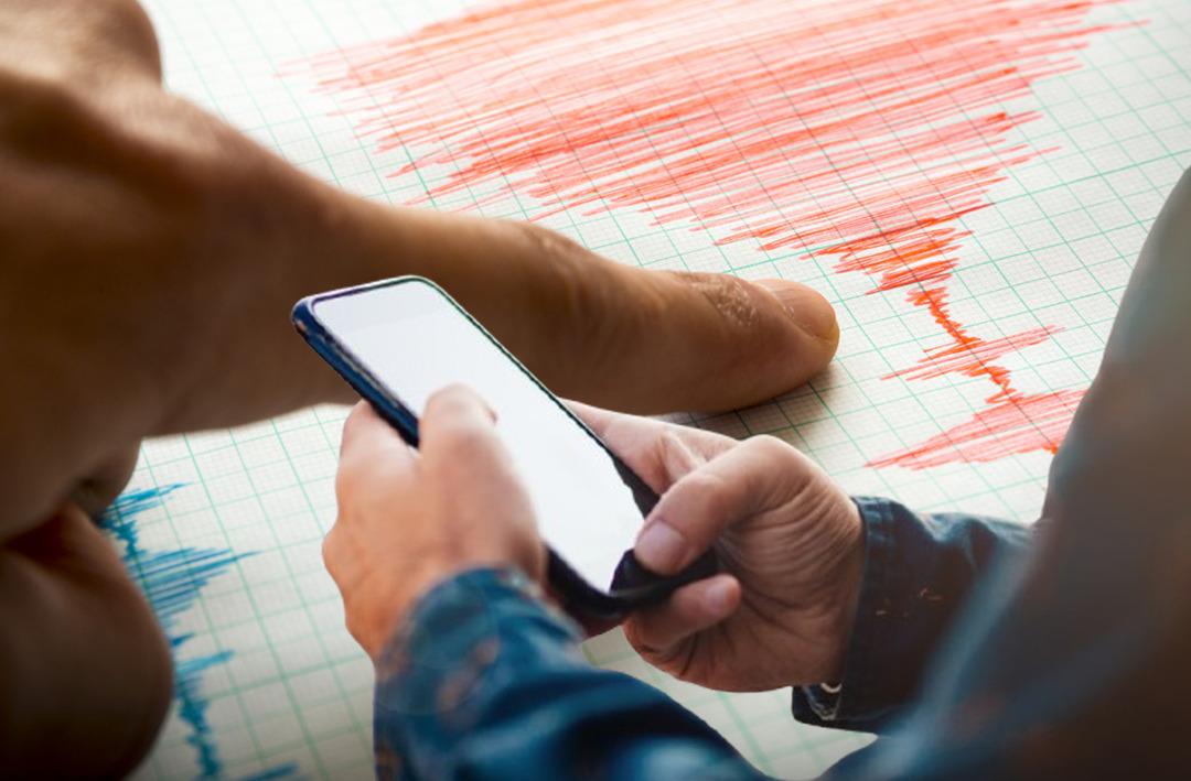 Malatya'daki depremden saniyeler &ouml;nce... Telefonuna bakan paniğe kapıldı! Farklı illerden aynı anda deprem bildirimleri geldi