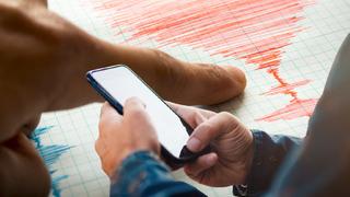 Malatya'daki depremden saniyeler önce... Telefonuna bakan paniğe kapıldı! Farklı illerden aynı anda deprem bildirimleri geldi