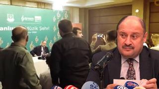 Belediye Başkanı Mehmet Kasım Gülpınar, depreme basın toplantısında yakalandı! Yerinden bile kıpırdamadı...