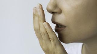 Ağız kokusuna ne iyi gelir? Ağız kokusunu en hızlı ne geçirir? Evde ağız kokusu nasıl giderilir?