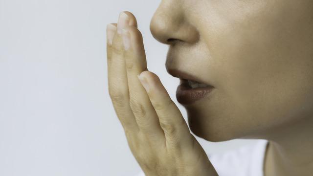 Ağız kokusuna ne iyi gelir? Ağız kokusunu en hızlı ne geçirir? Evde ağız kokusu nasıl giderilir?