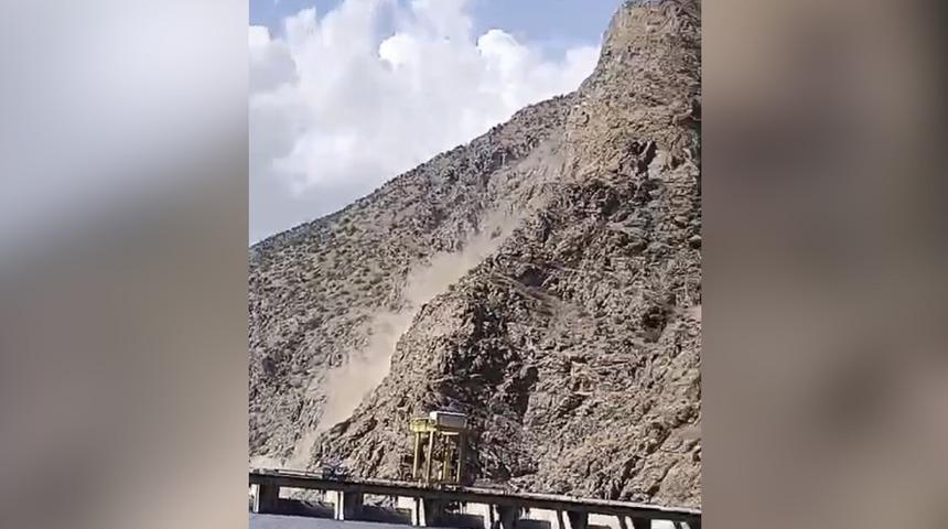 Balık tutarken 5.9'luk depreme yakalandı! Dağdan kayalar koptu... O anları kaydetti