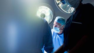 Şiddetli karın ağrısıyla doktora gitti! Doktorları bile şaşırtan vaka: Bağırsaklarından canlı  hamam böceği çıktı... Kazara yutmuş olabilirim