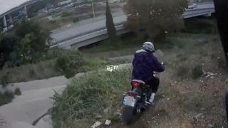 Trafik polisiyle motosikletlinin ilginç kovalamacası kamerada! Nereye gidiyorsun? Ölürsün gitme