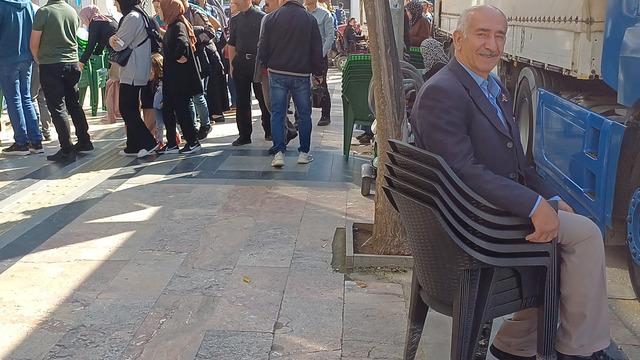 'Bir çay bile 20 lirayken bunlar 100 TL'ye satılıyor' Ucuz olunca kapış kapış gitti! Piyasanın çok altında fiyat izdiham yarattı